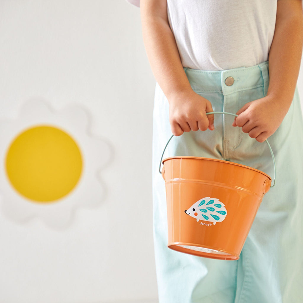 child playing with the bucket